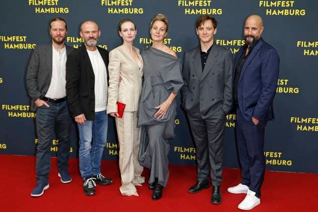 Markus Kaatsch, Gerhard Liebmann, Diana Dulinkova, Jeanette Hain, Jonas Nay und Christopher Schier bei der Premiere der ARD Miniserie Sternstunde der Mörder auf dem 33. Filmfest Hamburg 2025 im Cinemaxx Dammtor. Hamburg, 26.09.2025