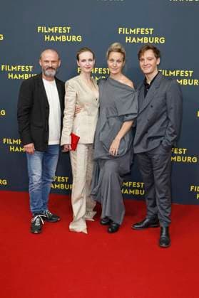 Gerhard Liebmann, Diana Dulinkova, Jeanette Hain und Jonas Nay bei der Premiere der ARD Miniserie Sternstunde der Mörder auf dem 33. Filmfest Hamburg 2025 im Cinemaxx Dammtor. Hamburg, 26.09.2025