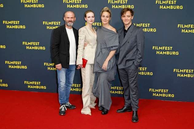 Gerhard Liebmann, Diana Dulinkova, Jeanette Hain und Jonas Nay bei der Premiere der ARD Miniserie Sternstunde der Mörder auf dem 33. Filmfest Hamburg 2025 im Cinemaxx Dammtor. Hamburg, 26.09.2025