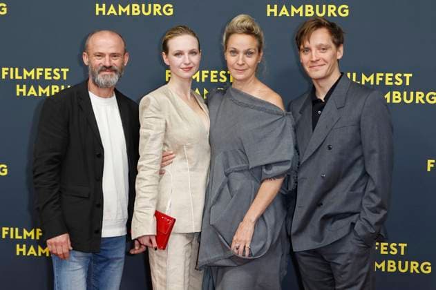 Gerhard Liebmann, Diana Dulinkova, Jeanette Hain und Jonas Nay bei der Premiere der ARD Miniserie Sternstunde der Mörder auf dem 33. Filmfest Hamburg 2025 im Cinemaxx Dammtor. Hamburg, 26.09.2025