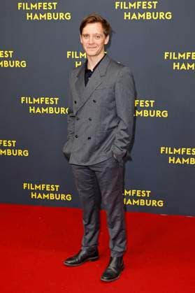 Jonas Ney bei der Premiere der ARD Miniserie Sternstunde der Mörder auf dem 33. Filmfest Hamburg 2025 im Cinemaxx Dammtor. Hamburg, 26.09.2025