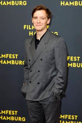 Jonas Ney bei der Premiere der ARD Miniserie Sternstunde der Mörder auf dem 33. Filmfest Hamburg 2025 im Cinemaxx Dammtor. Hamburg, 26.09.2025