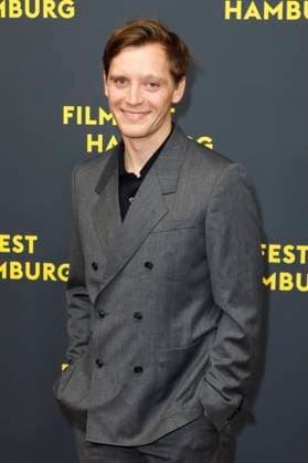 Jonas Ney bei der Premiere der ARD Miniserie Sternstunde der Mörder auf dem 33. Filmfest Hamburg 2025 im Cinemaxx Dammtor. Hamburg, 26.09.2025
