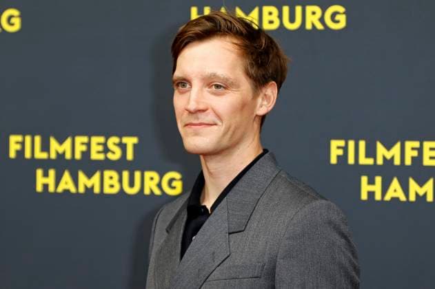 Jonas Ney bei der Premiere der ARD Miniserie Sternstunde der Mörder auf dem 33. Filmfest Hamburg 2025 im Cinemaxx Dammtor. Hamburg, 26.09.2025