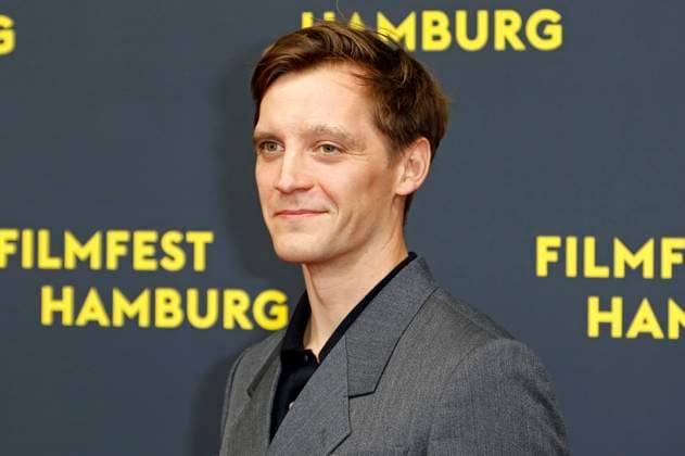 Jonas Ney bei der Premiere der ARD Miniserie Sternstunde der Mörder auf dem 33. Filmfest Hamburg 2025 im Cinemaxx Dammtor. Hamburg, 26.09.2025