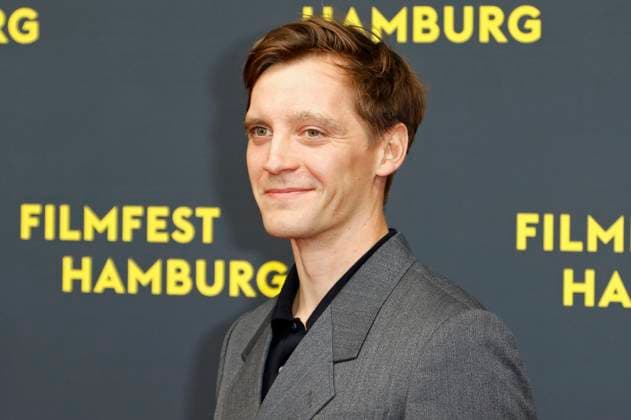 Jonas Ney bei der Premiere der ARD Miniserie Sternstunde der Mörder auf dem 33. Filmfest Hamburg 2025 im Cinemaxx Dammtor. Hamburg, 26.09.2025