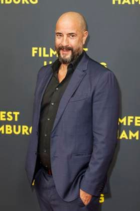 Christopher Schier bei der Premiere der ARD Miniserie Sternstunde der Mörder auf dem 33. Filmfest Hamburg 2025 im Cinemaxx Dammtor. Hamburg, 26.09.2025