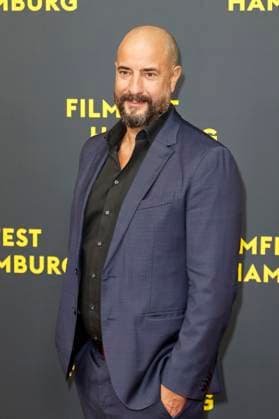 Christopher Schier bei der Premiere der ARD Miniserie Sternstunde der Mörder auf dem 33. Filmfest Hamburg 2025 im Cinemaxx Dammtor. Hamburg, 26.09.2025