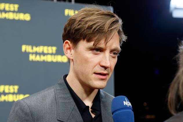 Jonas Ney bei der Premiere der ARD Miniserie Sternstunde der Mörder auf dem 33. Filmfest Hamburg 2025 im Cinemaxx Dammtor. Hamburg, 26.09.2025