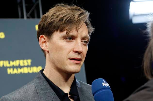 Jonas Ney bei der Premiere der ARD Miniserie Sternstunde der Mörder auf dem 33. Filmfest Hamburg 2025 im Cinemaxx Dammtor. Hamburg, 26.09.2025