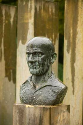 Ernst-Thälmann-Gedenkstätte Die Ernst-Thälmann-Gedenkstätte in Dresden steht am Strehlener Platz im Stadtteil Strehlen. Die Büste der Gedenkstätte wurde vom Künstler Johannes Peschel zum 100. Geburtstag Ernst Thälmanns gestaltet und im April 1986 eingeweiht. Dresden Sachsen Deutschland *** Ernst Thälmann memorial The Ernst Thälmann memorial in Dresden is located on Strehlener Platz in the Strehlen district The bust of the memorial was designed by the artist Johannes Peschel to mark the 100th birthday of Ernst Thälmann and was inaugurated in April 1986 Dresden Saxony Germany