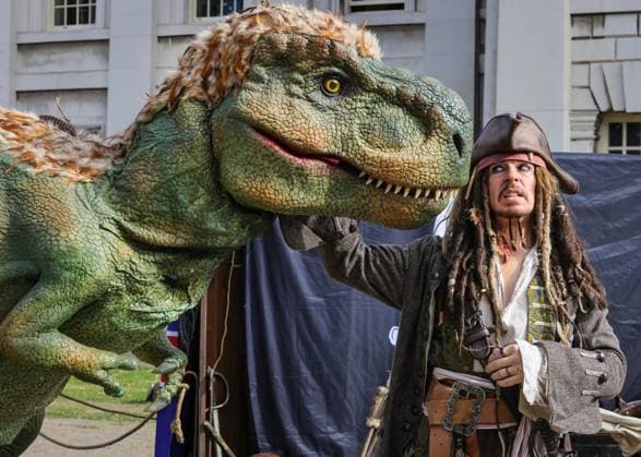 News Bilder des Tages Screen characters marking 100 years of filming at the Old Royal Naval College in Greenwich , London, UK, London, UK, 27th Sep 2025. A T-Rex roaming the grounds meets Pirate of the Caribbean Jack Sparrow and historic navy soldiers. Iconic screen characters take over the Old Rotal Nanal College grounds, Painted Hall and courtyards, in a Film100 cinematic celebration and Guinness World Record attempt for the largest number of people dressed as TV and film characters gathered. The marks 100 years of filmmaking on-site for the Old Royal Naval College and Elstree Studios., Credit:Imageplotter Avalon  Copyright: xImageplotterx xAvalonx 1040933356