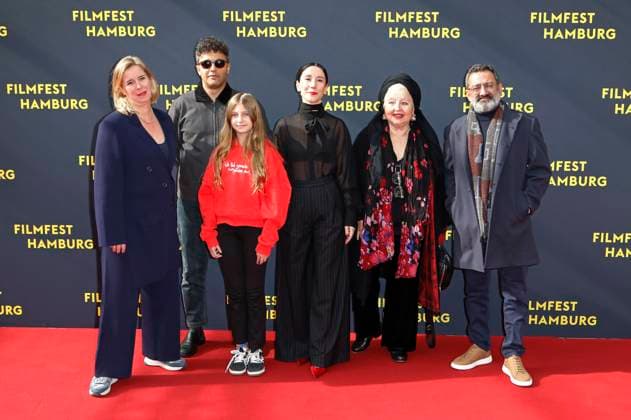 Dorothe Beinemeier, Ameer Fakher Eldin, Gast, Sibel Kekilli, Hanna Schygulla und Georges Khabbaz bei der Premiere des Kinofilms Yunan auf dem 33. Filmfest Hamburg 2025 im Cinemaxx Dammtor. Hamburg, 27.09.2025