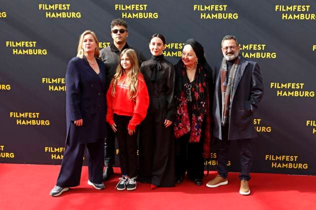 Dorothe Beinemeier, Ameer Fakher Eldin, Gast, Sibel Kekilli, Hanna Schygulla und Georges Khabbaz bei der Premiere des Kinofilms Yunan auf dem 33. Filmfest Hamburg 2025 im Cinemaxx Dammtor. Hamburg, 27.09.2025
