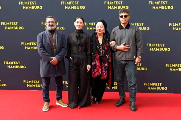 Georges Khabbaz, Sibel Kekilli, Hanna Schygulla und Ameer Fakher Eldin bei der Premiere des Kinofilms Yunan auf dem 33. Filmfest Hamburg 2025 im Cinemaxx Dammtor. Hamburg, 27.09.2025