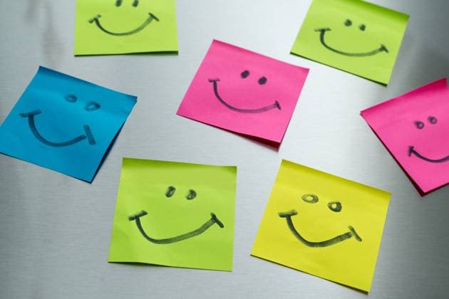 Germany - September 27, 2025: Colorful Post-it notes with smiling faces symbolize job satisfaction, a positive working atmosphere, and motivation in everyday working life. *** Bunte Post-its mit lachenden Smileys symbolisieren Zufriedenheit im Job, positives Arbeitsklima und Motivation im Arbeitsalltag.
