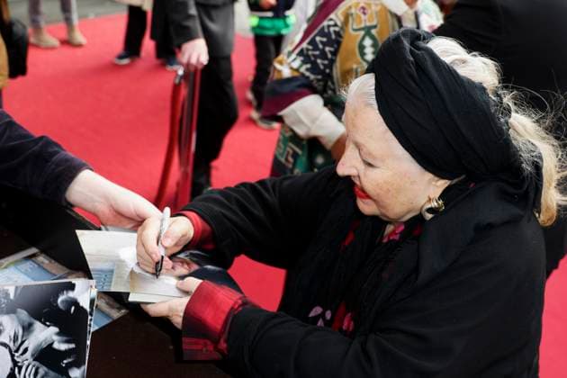 abb Hanna Schygulla Schauspielerin schreibt Autogramme fuer ihre Fans zu Gast auf dem Roten Teppich bei der Kino Film Premiere Premiere Film Yunan auf dem Filmfest Hamburg im Cinemaxx Kino am Dammtor am 27.09.2025 in Hamburg Hamburg Deutschland