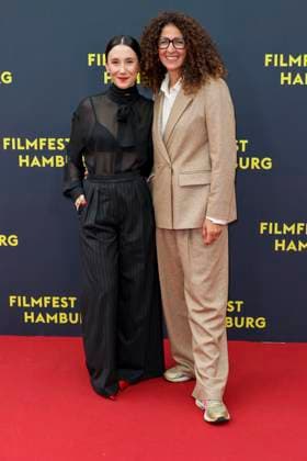 abb Sibel Kekilli Schauspielerin mit Malika Rabahallah Leiterin Film Fest zu Gast auf dem Roten Teppich bei der Kino Film Premiere Premiere Film Yunan auf dem Filmfest Hamburg im Cinemaxx Kino am Dammtor am 27.09.2025 in Hamburg Hamburg Deutschland