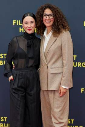 abb Sibel Kekilli Schauspielerin mit Malika Rabahallah Leiterin Film Fest zu Gast auf dem Roten Teppich bei der Kino Film Premiere Premiere Film Yunan auf dem Filmfest Hamburg im Cinemaxx Kino am Dammtor am 27.09.2025 in Hamburg Hamburg Deutschland