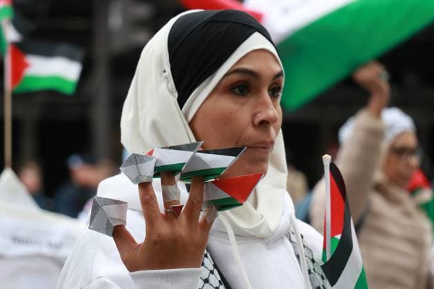 News Bilder des Tages Hundreds rally in Paris in support of Gaza and the Sumud flotilla PARIS, FRANCE - SEPTEMBER 27: Hundreds of demonstrators waved Palestinian flags and held signs calling for a boycott of Israel during a rally organized by the EuroPalestine collective in Paris, France on 27 September 2025. Many participants displayed slogans in support of the humanitarian flotilla Sumud, which set sail in the Mediterranean Sea in an attempt to symbolically break the blockade of Gaza. Umit Donmez Anadolu Paris France. Editorial use only. Please get in touch for any other usage.  Copyright: x2025xAnadoluxUmitxDonmezx