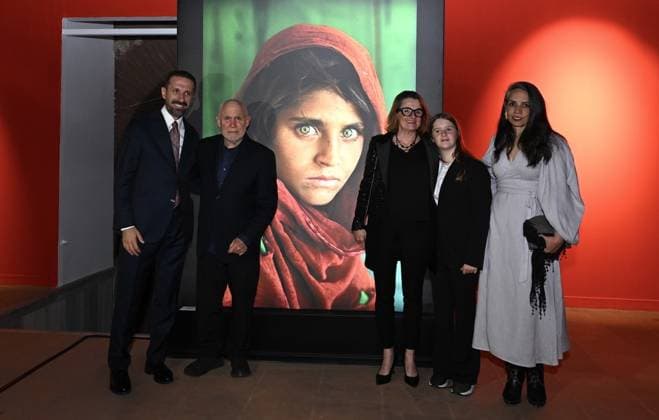 Entertainment Bilder des Tages World-renowned photographer Steve McCurry’s exhibition The Haunted Eye opens in Istanbul ISTANBUL, TURKIYE - SEPTEMBER 27: World-renowned photographer Steve McCurry (2nd L) meets art lovers with his exhibition The Haunted Eye , making its world premiere for the first time in Istanbul, Turkiye on September 27, 2025. The exhibition, organized by 212 Photography Istanbul with the support of the Turkish Ministry of Culture and Tourism, was opened to visitors at Tophane-i Amire Culture and Art Center within Mimar Sinan Fine Arts University as part of the Istanbul Culture Route Festival. Fatma Nur Arslan Anadolu Istanbul Turkey. Editorial use only. Please get in touch for any other usage.  Copyright: x2025xAnadoluxFatmaxNurxArslanx