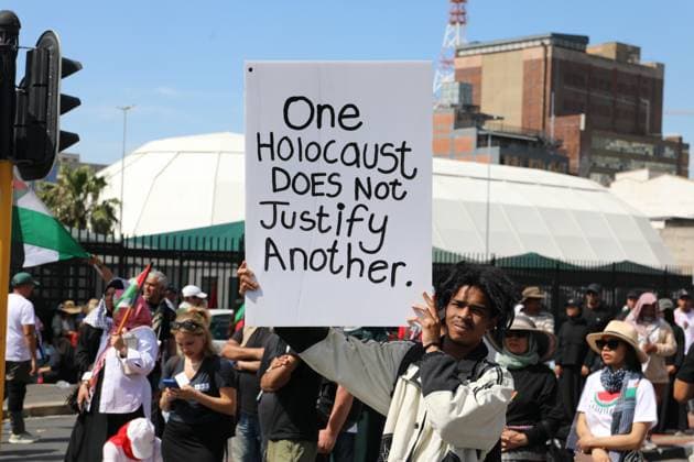 Bilder des Jahres 2025, News September 09 News Bilder des Tages Israeli attacks on Gaza protested in South Africa CAPE TOWN, SOUTH AFRICA - SEPTEMBER 27: Demonstrators gather in front of the historic Parliament building in Cape Town, South Africa to protest Israel’s attack on Gaza on September 27, 2025. The rally, jointly organized by the ruling African National Congress (ANC), the main opposition party uMkhonto weSizwe (MK), along with several other political parties and civil society organizations as protesters carrying Palestinian flags and placards condemning the ongoing atrocities in Gaza. Murat Ozgur Guvendik Anadolu Cape Town South Africa. Editorial use only. Please get in touch for any other usage.  Copyright: x2025xAnadoluxMuratxOzgurxGuvendikx