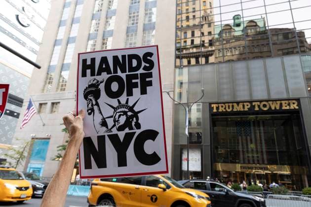 News Bilder des Tages September 27, 2025, New York, New York, USA: Outside of Trump Tower members of Rise and Resist hold signs that read HANDS OFF NYC with an image of the Statue of Liberty protesting Trump s threat to send federal military troops into New York City and denouncing his policies as fascism. NYPD eventually closes the sidewalk directly in front of Trump Tower, declaring it a frozen zone but no arrests are made as demonstrators make noise and stand in the street lawfully protesting. New York USA - ZUMAr174 20250927_znp_r174_009 Copyright: xGinaxMxRandazzox