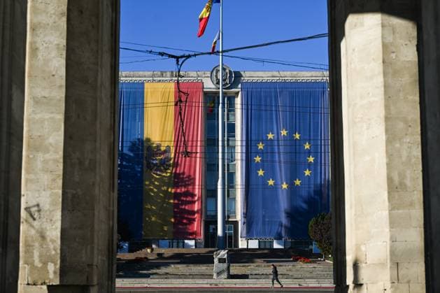 2025 Parliamentary Election In Moldova CHISINAU, MOLDOVA SEPTEMBER 27, 2025: Two giant Moldovan and European Union flags displayed on the facade of the Government House of Moldova as the country prepares for the 2025 parliamentary election, in Chisinau city center, in Chisinau, Moldova, on September 26, 2025. Moldovans head to the polls on September 28 to elect 101 members of parliament for a four-year term. Chisinau Moldova  Copyright: xSTRx originalFilename: str-2025parl250926_npGB5.jpg