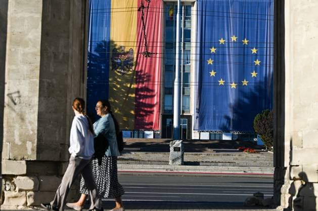 2025 Parliamentary Election In Moldova CHISINAU, MOLDOVA SEPTEMBER 27, 2025: Two giant Moldovan and European Union flags displayed on the facade of the Government House of Moldova as the country prepares for the 2025 parliamentary election, in Chisinau city center, in Chisinau, Moldova, on September 26, 2025. Moldovans head to the polls on September 28 to elect 101 members of parliament for a four-year term. Chisinau Moldova  Copyright: xSTRx originalFilename: str-2025parl250926_npLq8.jpg