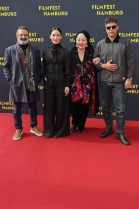 Filmfest Hamburg Georges Khabbaz, Sibel Kekilli, Hanna Schygulla, Ameer Fakher Eldin, Premiere Film Yunan auf dem Filmfest Hamburg vor dem Cinemaxx Dammtor, Hamburg, 27.09.2025 Copyright: xEventpressxBecherx
