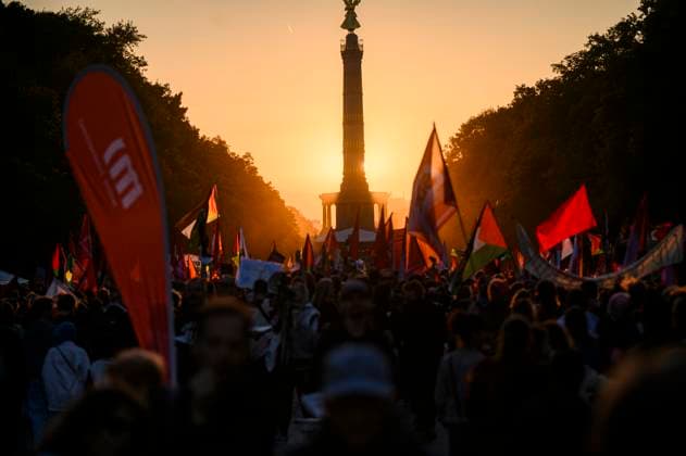 Bilder des Jahres 2025, News September 09 Pro-Palästinensische Demo in Berlin Am 27.09.2025 demonstrierten ca. 60000 Menschen gegen den Krieg in Gaza. Unter dem Motto Zusammen für Gaza. Stoppt den Völkermord. Keine Waffenlieferungen für Israel. Humanitäre Hilfe jetzt. liefen die Demonstranten zusammen zum Großen Stern, wo Kundgebung All Eyes on Gaza stattfand. Aufgerufen hat ein breites Bündnis, wozu unter anderem auch Amnesty International, Medico International und auch die Partei die Linke zählen., Berlin Berlin Deutschland Mitte *** Pro-Palestinian demonstration in Berlin On 27 September 2025, around 60,000 people demonstrated against the war in Gaza under the slogan Together for Gaza Stop the genocide No arms deliveries for Israel Humanitarian aid now The demonstrat