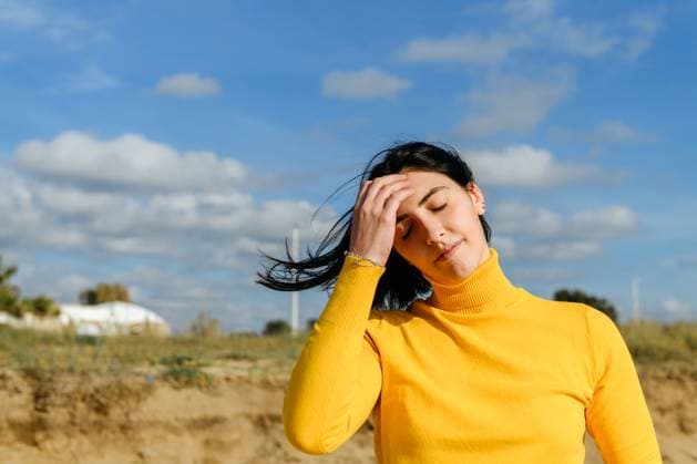 Creative Highlight Symbolbilder MR_ID31285_22587_LetiziaScarciglia.jpg A woman in a bright yellow top along a seaside area, enjoying a clear day with a vibrant blue sky, creating a refreshing and energetic atmosphere. Model Released AnnaFedorovaPhoto_ID31285_1063234_009 Copyright: xAnnaxFedorovaxPhotox