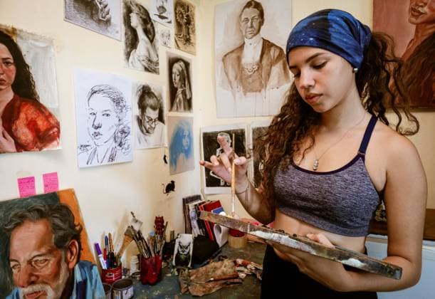 Creative Highlight Symbolbilder PR_ID31118_11777_PrObrasDeShalay.jpg, MR_ID31118_22688_ShalayShalay.jpg A young woman painter works passionately in her home studio, surrounded by her artwork and tools. She carefully mixes colors on her palette, embodying creativity and focus, Property released Model Released LesterCc_ID31118_1055750_006 Copyright: xLesterxCcx RECORD DATE NOT STATED