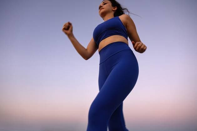 Creative Highlight Symbolbilder MR_ID31103_22455_SenemCakir.jpg A woman is running at sunset, captured in silhouette against a glowing sky. Dressed in athletic wear, she embodies energy and determination amid a serene backdrop Model Released Selena3726_ID31103_1055045_004 Copyright: xSelena3726x RECORD DATE NOT STATED