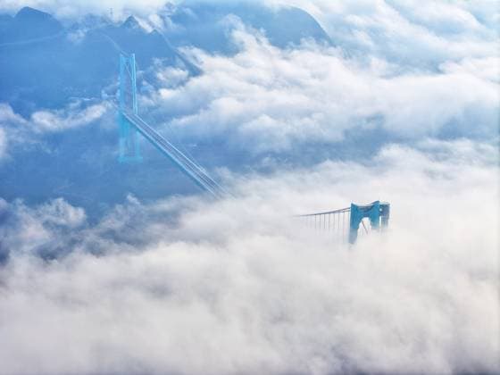 News Bilder des Tages (250928) -- GUIYANG, Sept. 28, 2025 -- An aerial drone photo taken on Sept. 28, 2025 shows the Huajiang Grand Canyon Bridge in southwest China s Guizhou Province. The world s tallest bridge opened to traffic Sunday morning in Guizhou, slashing travel time across a deep canyon from two hours to just two minutes after three years of construction. The Huajiang Grand Canyon Bridge, soaring 625 meters above the Beipan River in Guizhou s mountainous terrain, is nearly nine times as tall as San Francisco s Golden Gate Bridge. With a main span of 1,420 meters, the project has become the world s longest-span steel truss girder suspension bridge in mountainous terrain, according to Guizhou provincial authorities. Spanning the Huajiang Grand Ca 