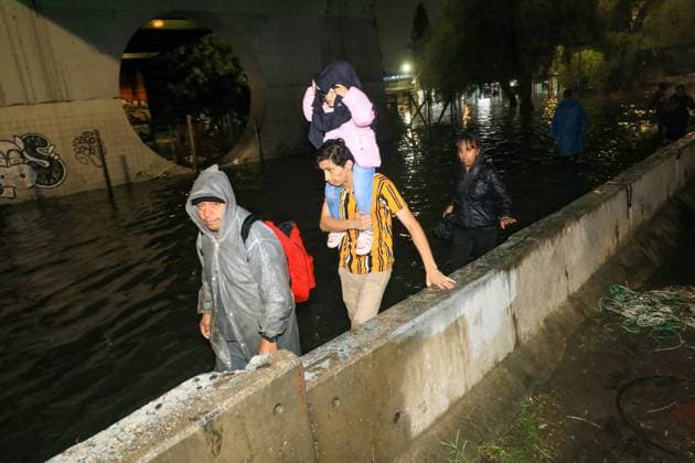People Affected After Heavy Rainfall Hit the City People were affected by flooding on Ignacio Zaragoza Avenue and surrounding streets in the east of the city, due to the heavy rains that hit the country s capital. on September 27, 2025 in Mexico City, Mexico. (Photo by Ian Robles Eyepix Group) Copyright: xIanxRobles xEyepixxGroupx EL_27092025_170884JPEG