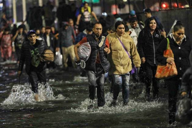 People Affected After Heavy Rainfall Hit the City People were affected by flooding on Ignacio Zaragoza Avenue and surrounding streets in the east of the city, due to the heavy rains that hit the country s capital. on September 27, 2025 in Mexico City, Mexico. (Photo by Ian Robles Eyepix Group) Copyright: xIanxRobles xEyepixxGroupx EL_27092025_170887JPEG