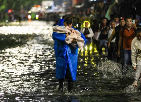 People Affected After Heavy Rainfall Hit the City People were affected by flooding on Ignacio Zaragoza Avenue and surrounding streets in the east of the city, due to the heavy rains that hit the country s capital. on September 27, 2025 in Mexico City, Mexico. (Photo by Ian Robles Eyepix Group) Copyright: xIanxRobles xEyepixxGroupx EL_27092025_170888JPEG
