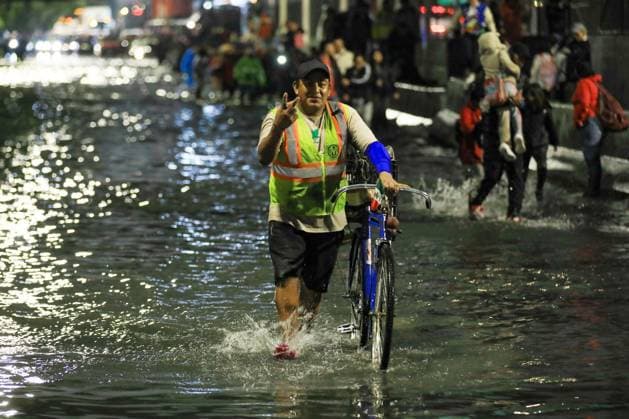 People Affected After Heavy Rainfall Hit the City People were affected by flooding on Ignacio Zaragoza Avenue and surrounding streets in the east of the city, due to the heavy rains that hit the country s capital. on September 27, 2025 in Mexico City, Mexico. (Photo by Ian Robles Eyepix Group) Copyright: xIanxRobles xEyepixxGroupx EL_27092025_170889JPEG
