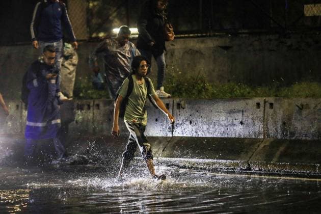 People Affected After Heavy Rainfall Hit the City People were affected by flooding on Ignacio Zaragoza Avenue and surrounding streets in the east of the city, due to the heavy rains that hit the country s capital. on September 27, 2025 in Mexico City, Mexico. Mexico City CDMX Mexico Copyright: xIanxRoblesx