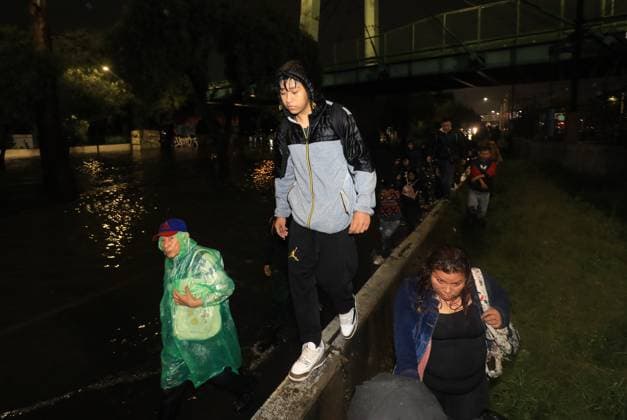 People Affected After Heavy Rainfall Hit the City People were affected by flooding on Ignacio Zaragoza Avenue and surrounding streets in the east of the city, due to the heavy rains that hit the country s capital. on September 27, 2025 in Mexico City, Mexico. Mexico City CDMX Mexico Copyright: xIanxRoblesx