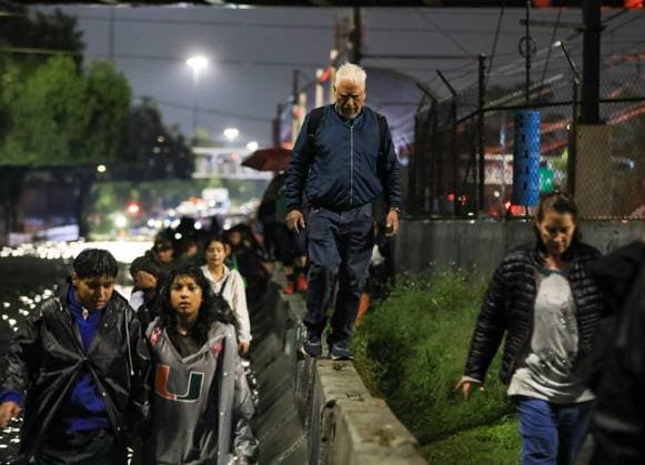 People Affected After Heavy Rainfall Hit the City People were affected by flooding on Ignacio Zaragoza Avenue and surrounding streets in the east of the city, due to the heavy rains that hit the country s capital. on September 27, 2025 in Mexico City, Mexico. Mexico City CDMX Mexico Copyright: xIanxRoblesx