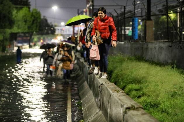 People Affected After Heavy Rainfall Hit the City People were affected by flooding on Ignacio Zaragoza Avenue and surrounding streets in the east of the city, due to the heavy rains that hit the country s capital. on September 27, 2025 in Mexico City, Mexico. Mexico City CDMX Mexico Copyright: xIanxRoblesx