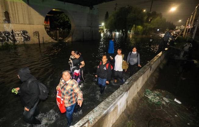 People Affected After Heavy Rainfall Hit the City People were affected by flooding on Ignacio Zaragoza Avenue and surrounding streets in the east of the city, due to the heavy rains that hit the country s capital. on September 27, 2025 in Mexico City, Mexico. Mexico City CDMX Mexico Copyright: xIanxRoblesx