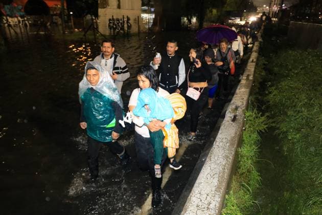 People Affected After Heavy Rainfall Hit the City People were affected by flooding on Ignacio Zaragoza Avenue and surrounding streets in the east of the city, due to the heavy rains that hit the country s capital. on September 27, 2025 in Mexico City, Mexico. Mexico City CDMX Mexico Copyright: xIanxRoblesx