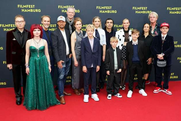 abb Cast mit u.a. Lisa Hagmeister, Laura Tonke, Jasper Billerbeck, Kian Köpke, Diane Kruger, Fatih Akin Schauspieler zu Gast auf dem Roten Teppich bei der Kino Film Premiere Amrum auf dem Filmfest Hamburg im Cinemaxx Kino am Dammtor am 27.09.2025 in Hamburg Hamburg Deutschland