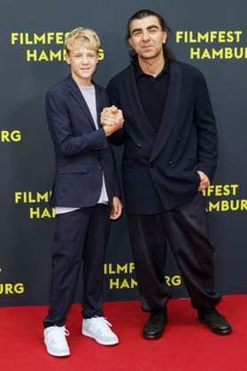 abb Jasper Billerbeck jung Schauspieler Fatih Akin Regisseur zu Gast auf dem Roten Teppich bei der Kino Film Premiere Amrum auf dem Filmfest Hamburg im Cinemaxx Kino am Dammtor am 27.09.2025 in Hamburg Hamburg Deutschland