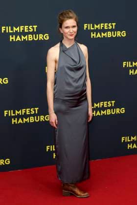 abb Lisa Hagmeister Schauspielerin zu Gast auf dem Roten Teppich bei der Kino Film Premiere Amrum auf dem Filmfest Hamburg im Cinemaxx Kino am Dammtor am 27.09.2025 in Hamburg Hamburg Deutschland