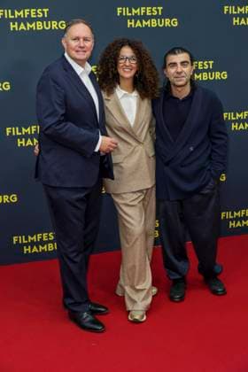 abb Carsten Brosda, Malika Rabahallah, Fatih Akin zu Gast auf dem Roten Teppich bei der Kino Film Premiere Amrum auf dem Filmfest Hamburg im Cinemaxx Kino am Dammtor am 27.09.2025 in Hamburg Hamburg Deutschland