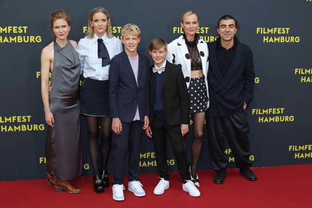 Lisa Hagmeister, Laura Tonke, Jasper Billerbeck, Kian Köpke, Diane Kruger und Fatih Akin bei der Premiere des Kinofilms Amrum auf dem 33. Filmfest Hamburg 2025 im Cinemaxx Dammtor. Hamburg, 27.09.2025